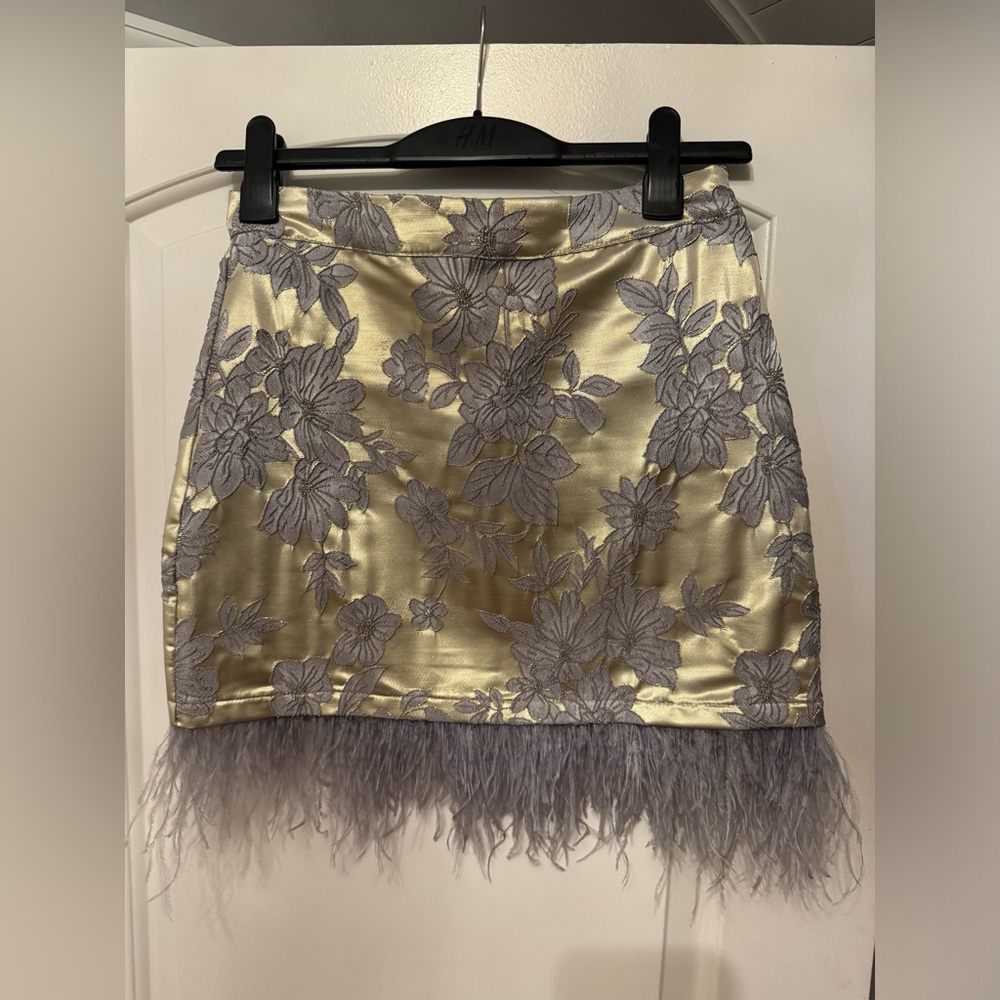 VICI Royal feather trip champagne/ lavender mini skirt, size Medium